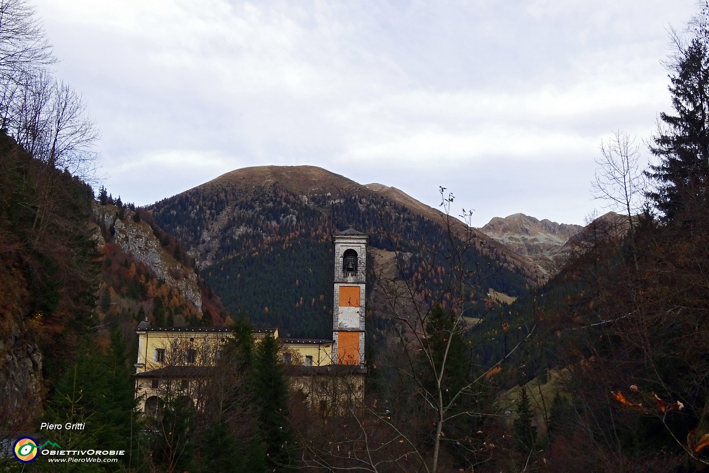 10 Dalla chiesa di Valleve vista verso il Monte Arete.JPG -                                